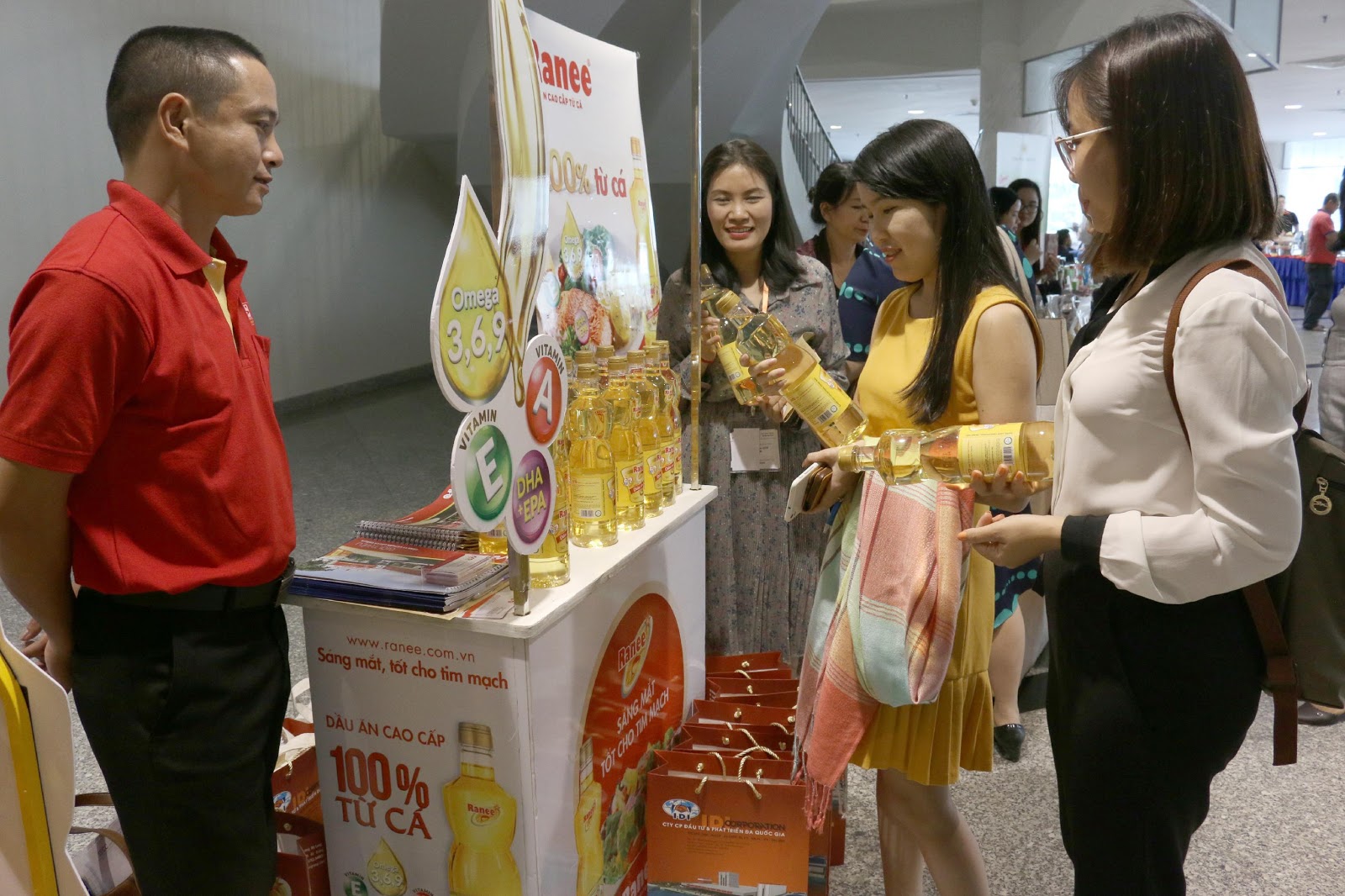 Dầu ăn cao cấp Ranee thu hút người tiêu dùng tại Hội nghị Quốc tế Công nghiệp thực phẩm Việt Nam